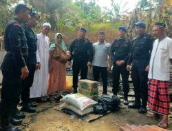 Brimob Bantu Korban Kebakaran Alue Sentang 