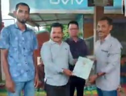 Toke Seum Serahkan 11 Sertifikat Rumah Bantuan