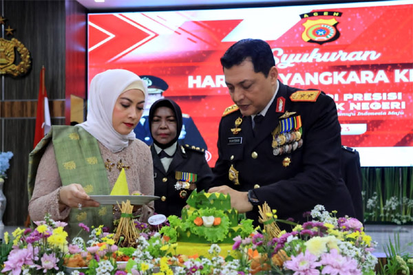 Potong Tumpeng Warnai Syukuran Hari Bhayangkara | Halaman 7