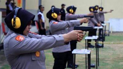 Lomba Menembak Antar Polwan Piala Ibu Asuh