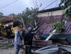 Mobil Ayam Tabrak Rumah Warga, 1 Meninggal