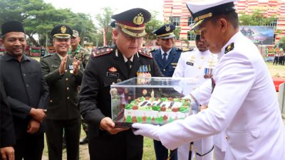 HUT TNI, Kapolres Sabang Hadiahi Nasi Tumpeng