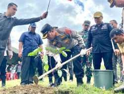 Kapolresta Tanam Pohon di Komplek Arab Saudi