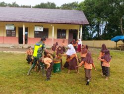 Murid SD Diajak Pungut Sampah Jaga Kebersihan