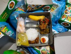 Panitia PKA Ganti Nasi Kotak Penjaga Stan yang Terbaik