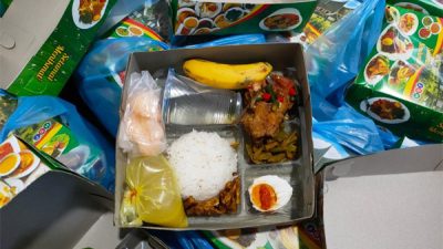 Panitia PKA Ganti Nasi Kotak Penjaga Stan yang Terbaik