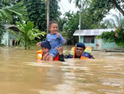 Brimob Aramiah Evakuasi Korban Banjir di Langsa