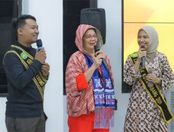 Christine Tjoet Nyak Hakim Nobar Sama Masyarakat
