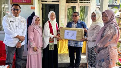 Ketua Dekranasda Aceh Bantu Pengrajin Ie Meulee