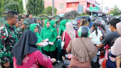 Persit Kodim Bagikan Takjil pada Pengguna Jalan