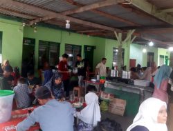 Pedagang Bakso Ramai Pengunjung Selama Idulfitri