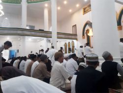 Hujan, Tak Surutkan Umat Muslim Shalat Ied