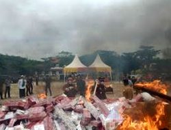 Kejari Aceh Timur Musnahkan Jutaan Rokok Ilegal