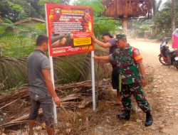 TNI dan Warga Pasang Imbauan Cegah Karhutla 