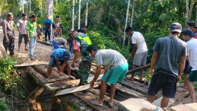 Jembatan Batu Sumbang Rusak, Warga Gotong Royong