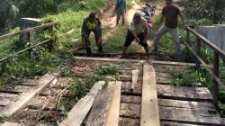 Gotong Royong Perbaiki Jembatan Gampong