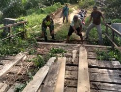 Gotong Royong Perbaiki Jembatan Gampong