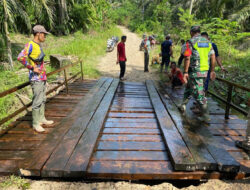 Koramil Peunaron Motori Rehab Jembatan