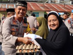 Warga Kampung Bujang Terima Paket Sembako