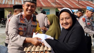 Warga Kampung Bujang Terima Paket Sembako