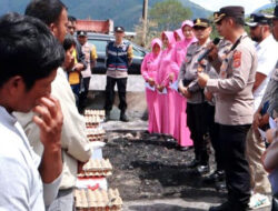 Kapolres Aceh Tengah Beri Bansos Kebakaran Tebok