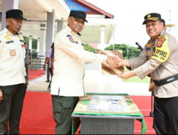 1.352 Satlinmas Aceh Timur Diserahkan ke Polres