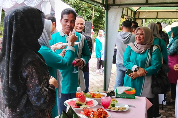 Pj Walikota Langsa disulangi istri, saat melihat lihat kegiatan lomba masak serba ikan dan olahan kepiting.[FOTO: h7 – Eddyanto SST]