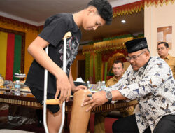 Safrizal Bantu Guntur Berjalan dengan Kaki Palsu