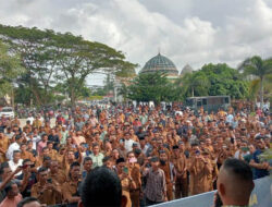 Gaji tak Dibayar, Ratusan Perangkat Desa Geruduk Pendopo Bupati