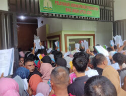 Warga Serbu Kantor Gubernur Minta Bantuan