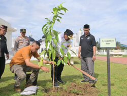 Pj Gubernur Tanam Pohon Jeumpa di Baiturrahman