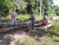 Warga Peunaron Bangun Jembatan Darurat