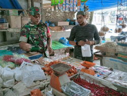 Babinsa Awasi Harga Sembako di Pasar Tradisional
