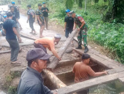 Warga Batu Sumbang Rehab Jembatan yang Lapuk
