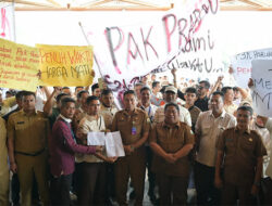 Pegawai Kontra Unjukrasa ke Kantor Gubenur Aceh