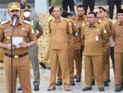 Bupati Aceh Timur Apel Akbar dengan ASN