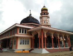 Masjid Mungil di Negeri Mata Biru