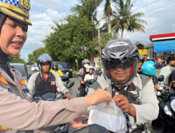 Polwan Cantik Ditlantas Aceh bagi Takjil