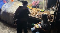 Sambil Patroli, Sat Samapta Polres Langsa Bagikan Sahur