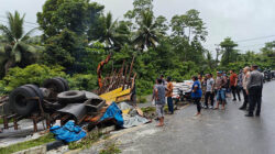 Truk Bermuatan Beras Terjungkal di Sabang