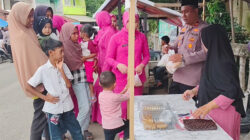 Borong Dagangan Warga, Polsek Darussalam Bagi Takjil ke Pengguna Jalan