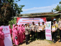 Polsek Sukakarya Beri Bansos Warga Kurang Mampu