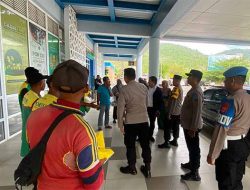 Polres Sabang Beri Sembako Porter Pelabuhan