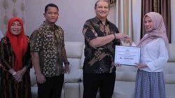 Bupati Serahkan Beasiswa Pemkab Aceh Tamiang