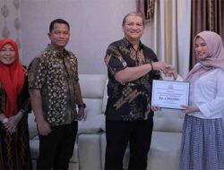 Bupati Serahkan Beasiswa Pemkab Aceh Tamiang