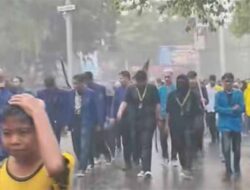 Meski Hujan Tak Surutkan Mahasiswa Berunjukrasa