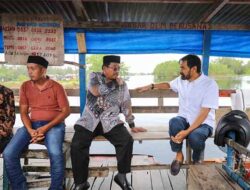 Temui Warga di Pedalaman Singkil, Gubernur Harus Naik Rakit dan Jalan Berlumpur