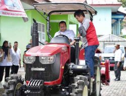 Walikota Sabang Serahkan Traktor Roda Empat