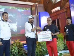 Mualem Menangis Kenang Abu Razak