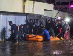 Mualem Grilya Hingga Dinihari Lihat Korban Banjir Aceh